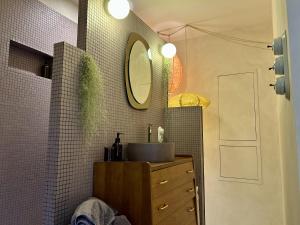 a bathroom with a sink and a mirror at Nid des falaises in Varengeville-sur-Mer