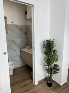 アウッラにあるHouse Holidays da Onegliaのバスルーム(シンク、トイレ、植物付)