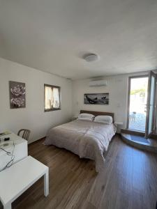 アウッラにあるHouse Holidays da Onegliaの大きなベッドとテーブルのある寝室