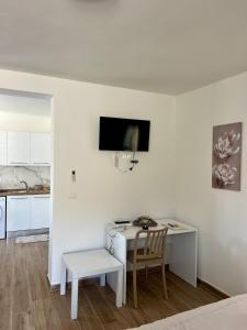 アウッラにあるHouse Holidays da Onegliaの白い部屋(デスク、椅子付) +20枚の写真