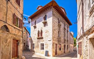 an alley in an old town with stone buildings at Mila in Vodnjan