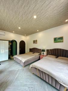 Ένα ή περισσότερα κρεβάτια σε δωμάτιο στο Thalia Home Măng Đen