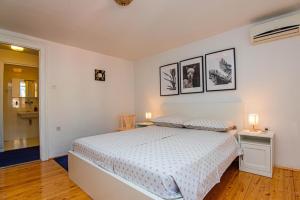 Postel nebo postele na pokoji v ubytování Apartments and Rooms Ille