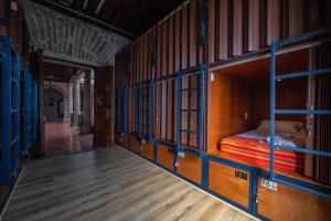 Palanda nebo palandy na pokoji v ubytování OYO Hostal Mich
