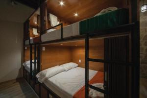 Voodi või voodid majutusasutuse OYO Hostal Mich toas