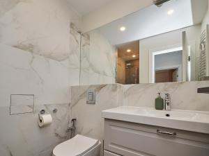 Ένα μπάνιο στο n17 Garden - Parking - WorkDesk - Blackout Rolls- Netflix - Wash&Dry