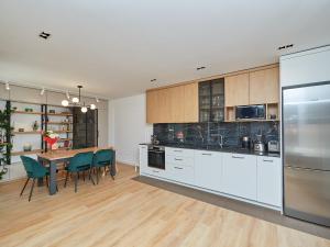 Η κουζίνα ή μικρή κουζίνα στο n17 Garden - Parking - WorkDesk - Blackout Rolls- Netflix - Wash&Dry