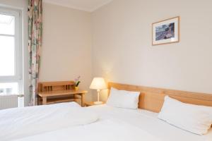 Postel nebo postele na pokoji v ubytování Fewo 630, Seepark Sellin + 7 fotografií