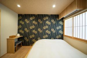 a bedroom with a bed and a floral wallpaper at 久宿 東山 Hisaya Higashiyama Room C in Kyoto