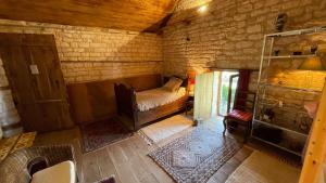 an overhead view of a room with a bed at Les gardiens d'antan in Béru