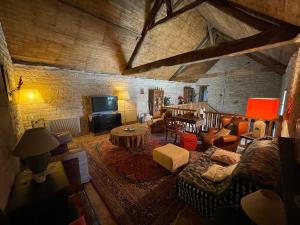 an overhead view of a living room with a couch at Les gardiens d'antan in Béru