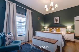 Ένα ή περισσότερα κρεβάτια σε δωμάτιο στο Beautiful 5 Bedroom House in Chester Centre Sleeps 12 by PureStay