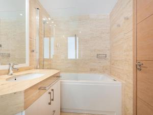 Bilik mandi di Exclusiva Villa Saturn en Primera Línea de Playa en Alcudia con Jacuzzi +32 gambar