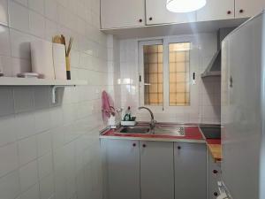 Η κουζίνα ή μικρή κουζίνα στο Apartment Palasiet +34 φωτογραφίες