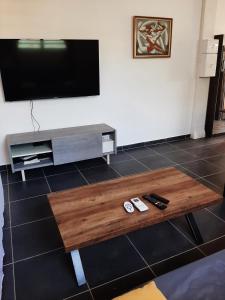 TV a/nebo společenská místnost v ubytování Cocon Baduel - amazonconciergerie
