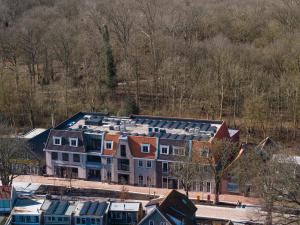 an aerial view of a building with solar panels on it at Residence Noordstaete - vakantieappartement Zeearend in Burgh Haamstede