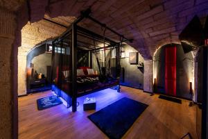 皮尔纳Liebesgewölbe Pirna - romantisches Apartment für Paare in der Sächsischen Schweiz的大房间中一间带床的卧室