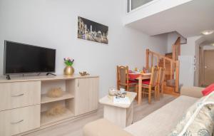 ein Wohnzimmer mit einem Flachbild-TV auf einem Schrank in der Unterkunft Apartment Superb View 2 in Dubrovnik