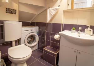ein Badezimmer mit Toilette, Waschbecken und Waschmaschine in der Unterkunft Apartment Superb View 2 in Dubrovnik