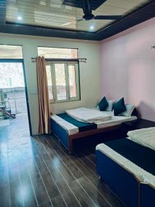 Postel nebo postele na pokoji v ubytování Hotel vijaya