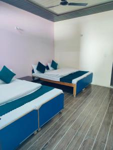 Postel nebo postele na pokoji v ubytování Hotel vijaya