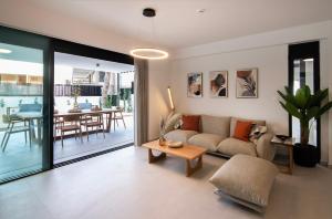 una sala de estar con un sofá y una mesa en Stefano's Luxury Suite, en Vari