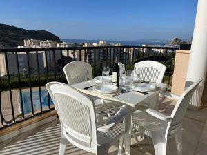 ein weißer Tisch und Stühle auf einem Balkon in der Unterkunft Hornillo Vistas al Mar in Águilas