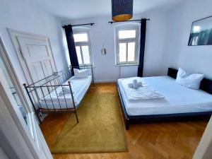 Postel nebo postele na pokoji v ubytování Old Town Center Apartments + 37 fotografií