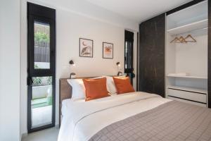 Un dormitorio con una cama grande con almohadas naranjas. en Stefano's Luxury Suite, en Vari 22 fotos más
