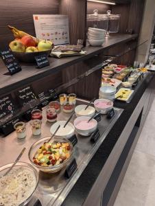 ein Buffet mit vielen verschiedenen Speisen in der Unterkunft Hotel Eislinger Tor in Eislingen