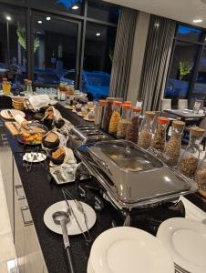 ein Buffet mit Tellern und Speisen auf einem Tisch in der Unterkunft Hotel Eislinger Tor in Eislingen + 25 Fotos