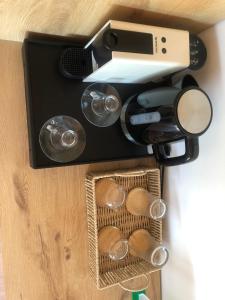 een doos met een mes en wijnglazen bij Kiparissi Guesthouse in Himare