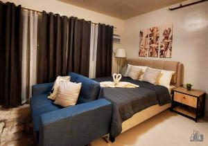 プエルト・プリンセサにあるFamily-Friendly Staycation with Free Parking, Pool and Gym in Palawan - B2 7Berylのベッドルーム(青いベッド1台、青いソファ付) +131枚の写真