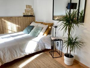 Posteľ alebo postele v izbe v ubytovaní AUX 4 LOGIS Appart-hotel - Studio Le City - Petit déjeuner inclus 1ère nuit