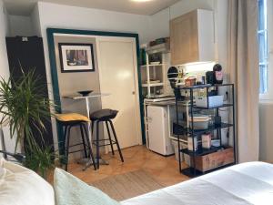 Kuchyňa alebo kuchynka v ubytovaní AUX 4 LOGIS Appart-hotel - Studio Le City - Petit déjeuner inclus 1ère nuit