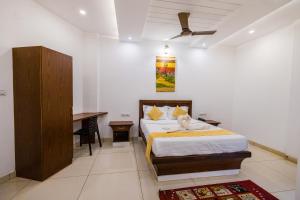 Postel nebo postele na pokoji v ubytování Prashanth Residency Madikeri