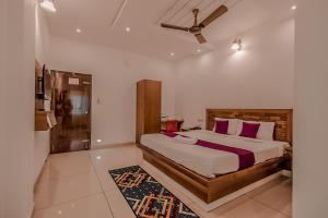 Postel nebo postele na pokoji v ubytování Prashanth Residency Madikeri