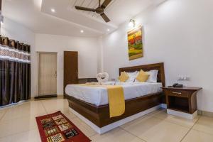 Postel nebo postele na pokoji v ubytování Prashanth Residency Madikeri