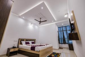 Postel nebo postele na pokoji v ubytování Prashanth Residency Madikeri