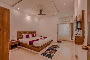 Postel nebo postele na pokoji v ubytování Prashanth Residency Madikeri