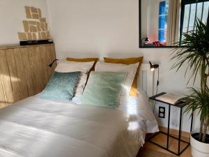 Posteľ alebo postele v izbe v ubytovaní AUX 4 LOGIS Appart-hotel - Studio Le City - Petit déjeuner inclus 1ère nuit