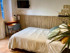 Posteľ alebo postele v izbe v ubytovaní AUX 4 LOGIS Appart-hotel - Studio Le City - Petit déjeuner inclus 1ère nuit