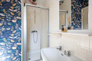 a bathroom with a shower and a sink at La Maison de Marion - 15min à pied de la plage in Outreau