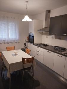 Kuchyň nebo kuchyňský kout v ubytování Apartments Marino