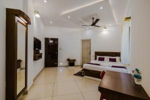 Postel nebo postele na pokoji v ubytování Prashanth Residency Madikeri