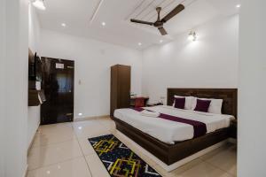 Postel nebo postele na pokoji v ubytování Prashanth Residency Madikeri
