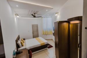 Postel nebo postele na pokoji v ubytování Prashanth Residency Madikeri