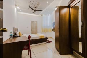 Postel nebo postele na pokoji v ubytování Prashanth Residency Madikeri