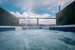 Bazén v ubytování Eleven Revelstoke Lodge nebo v jeho okolí