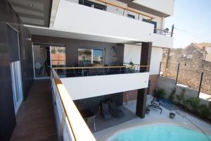 vistas al balcón de una casa con piscina en Basic Mansion Mandalina, en Šibenik